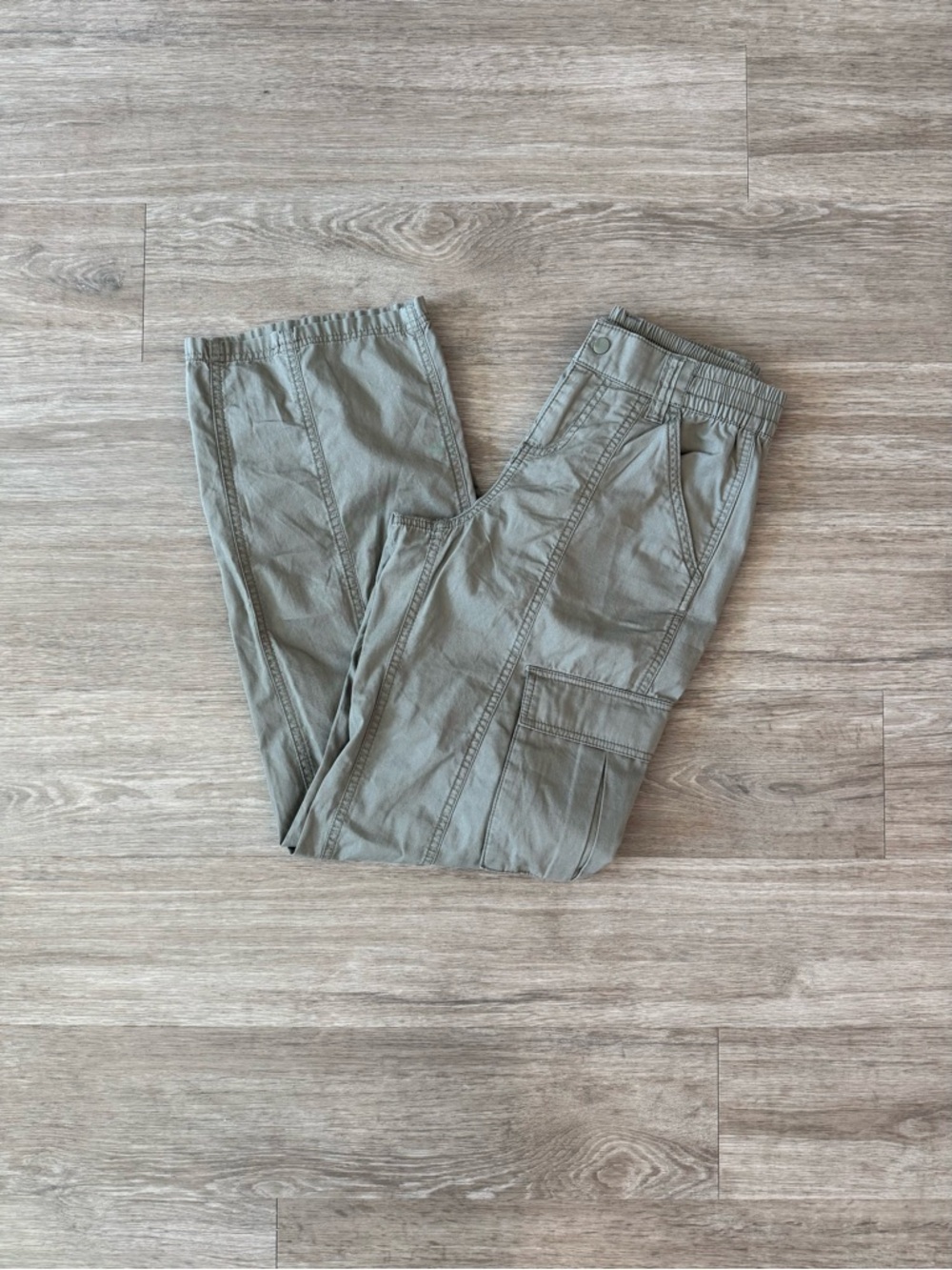 NWT H&M Low-Rise Cargo Pants in Olive Green, Size 2 - Picture 4 of 8